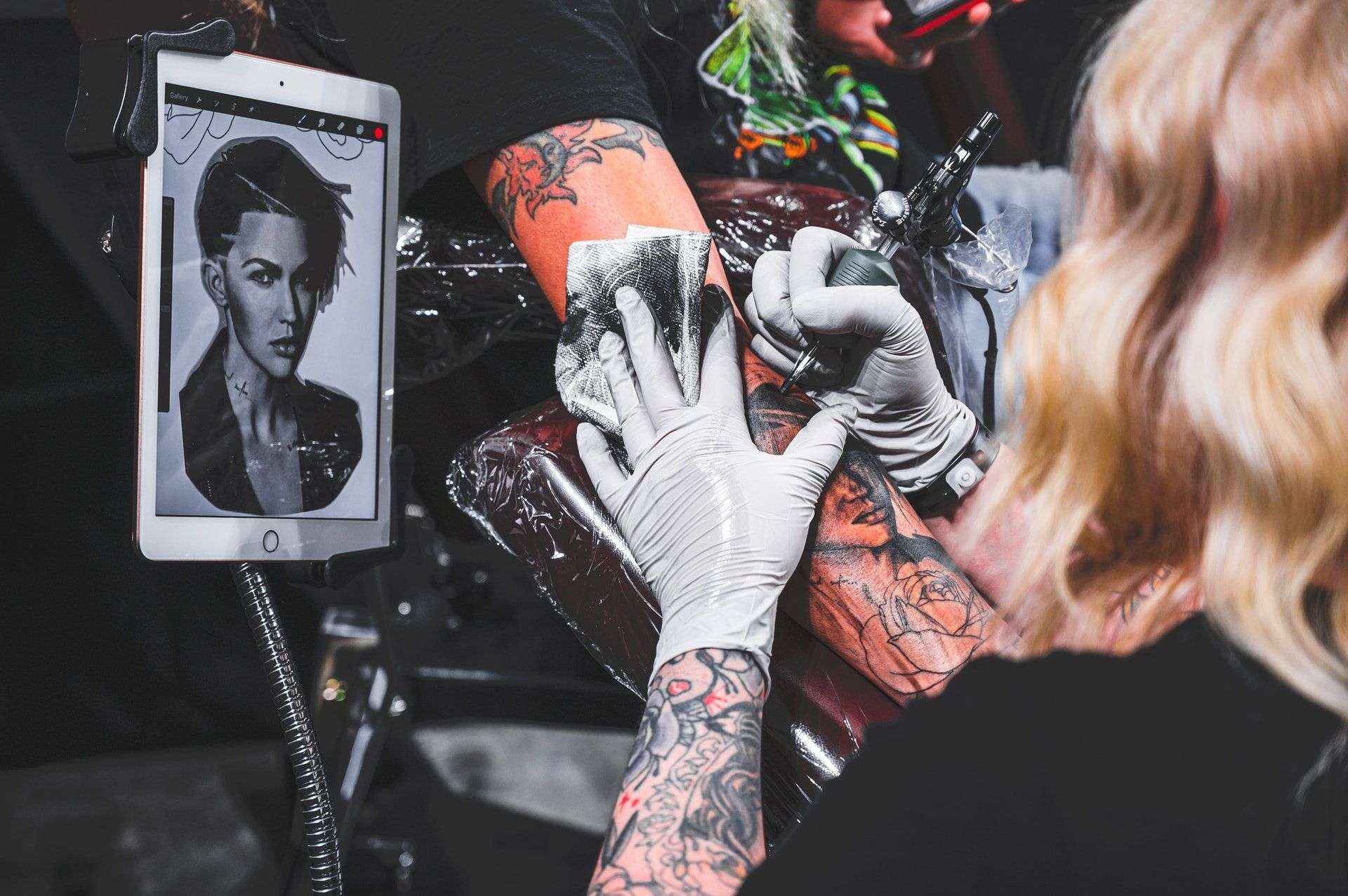 Tatuarse y encontrar trabajo hoy en día no es un problema, según Circetattoo