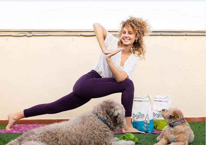 Purina Beyond organiza una Masterclass de yoga canino online y en vivo con Esther Acebo y sus mascotas