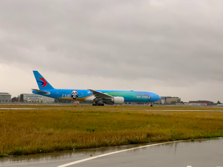 El Avión con el tema de ‘CIIE’ de China Eastern Airlines llegó a Londres en la segunda parada de su viaje global