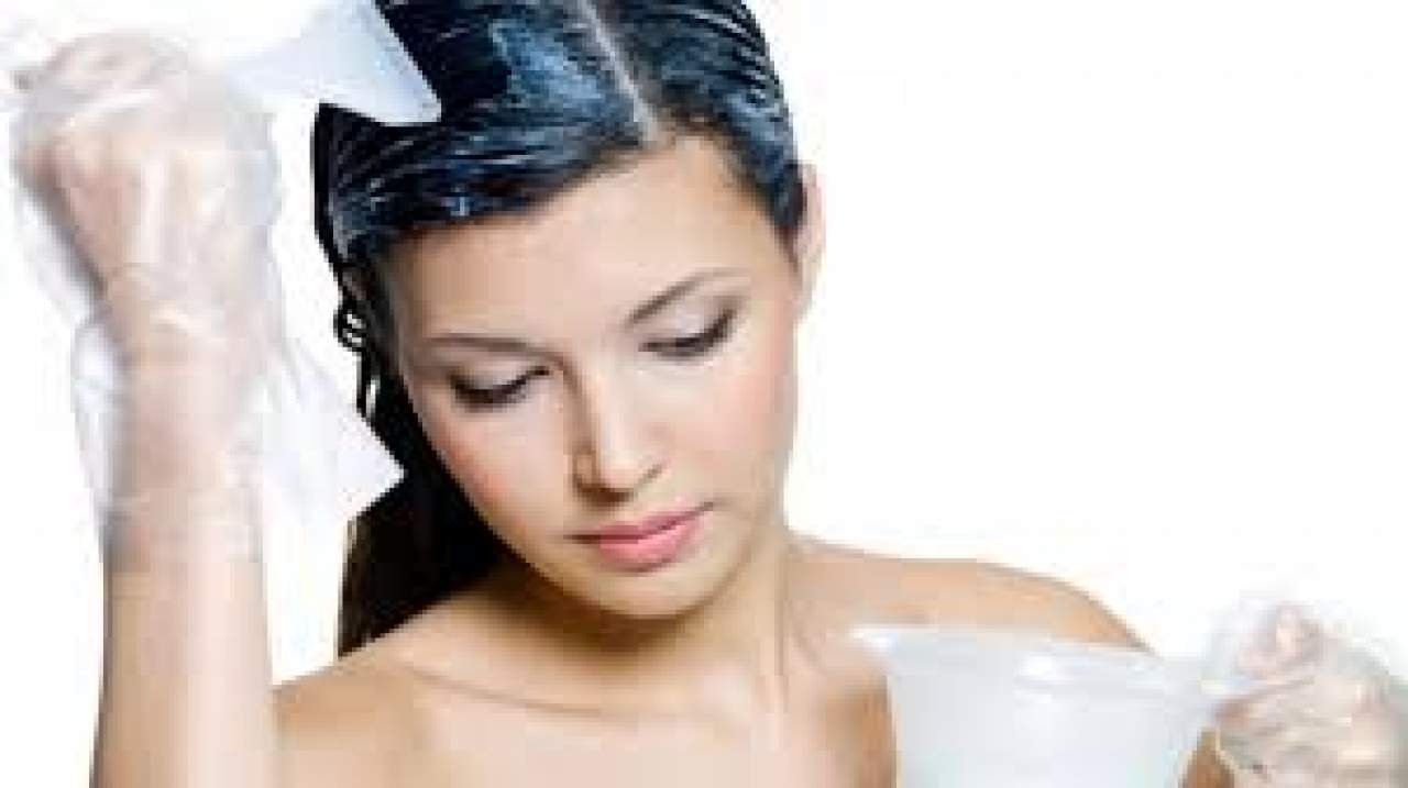 Cuidados para teñirse el pelo en casa sin mancharse la piel