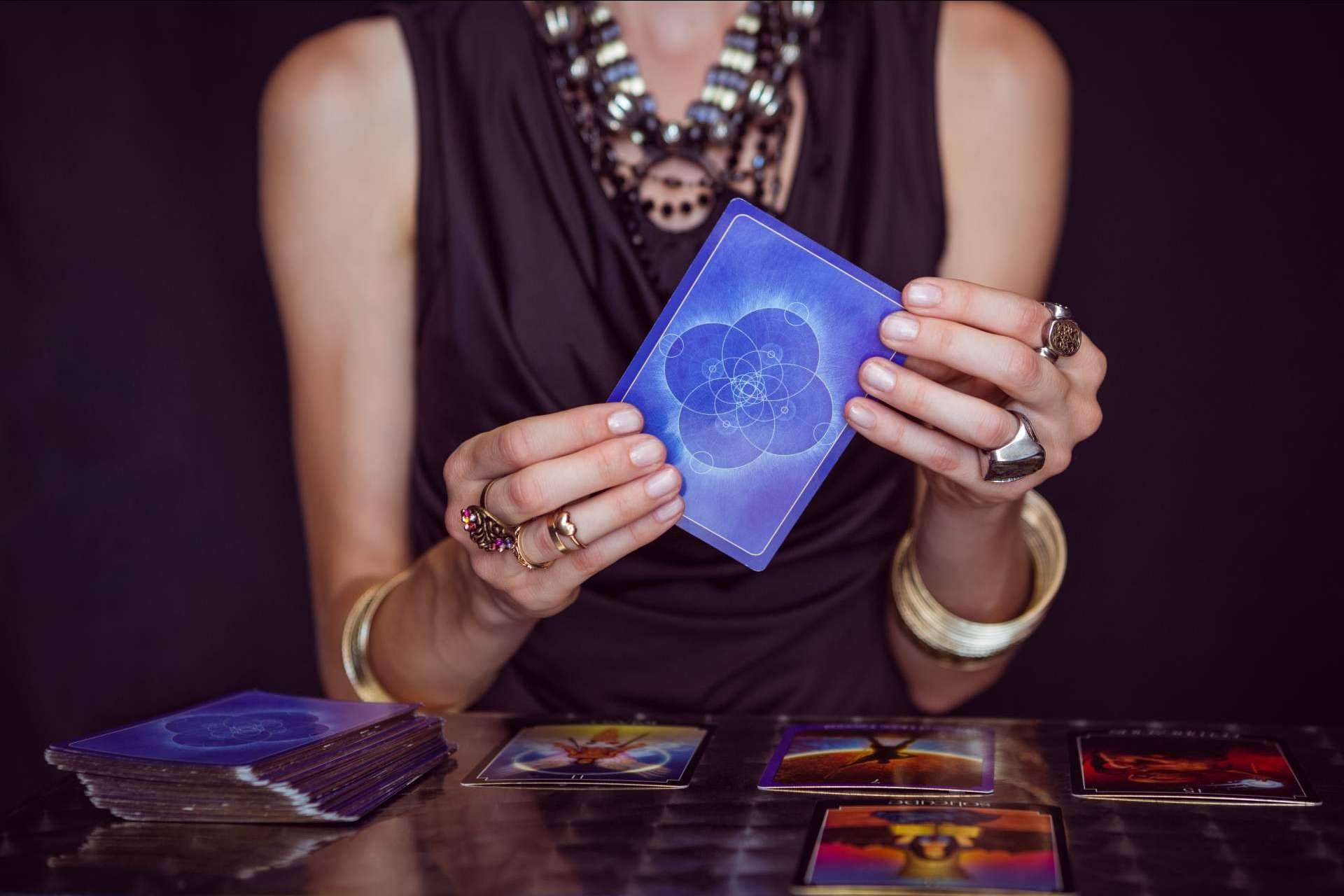 Arte de la videncia de tarot y horóscopos de la mano de Manuela Moreno
