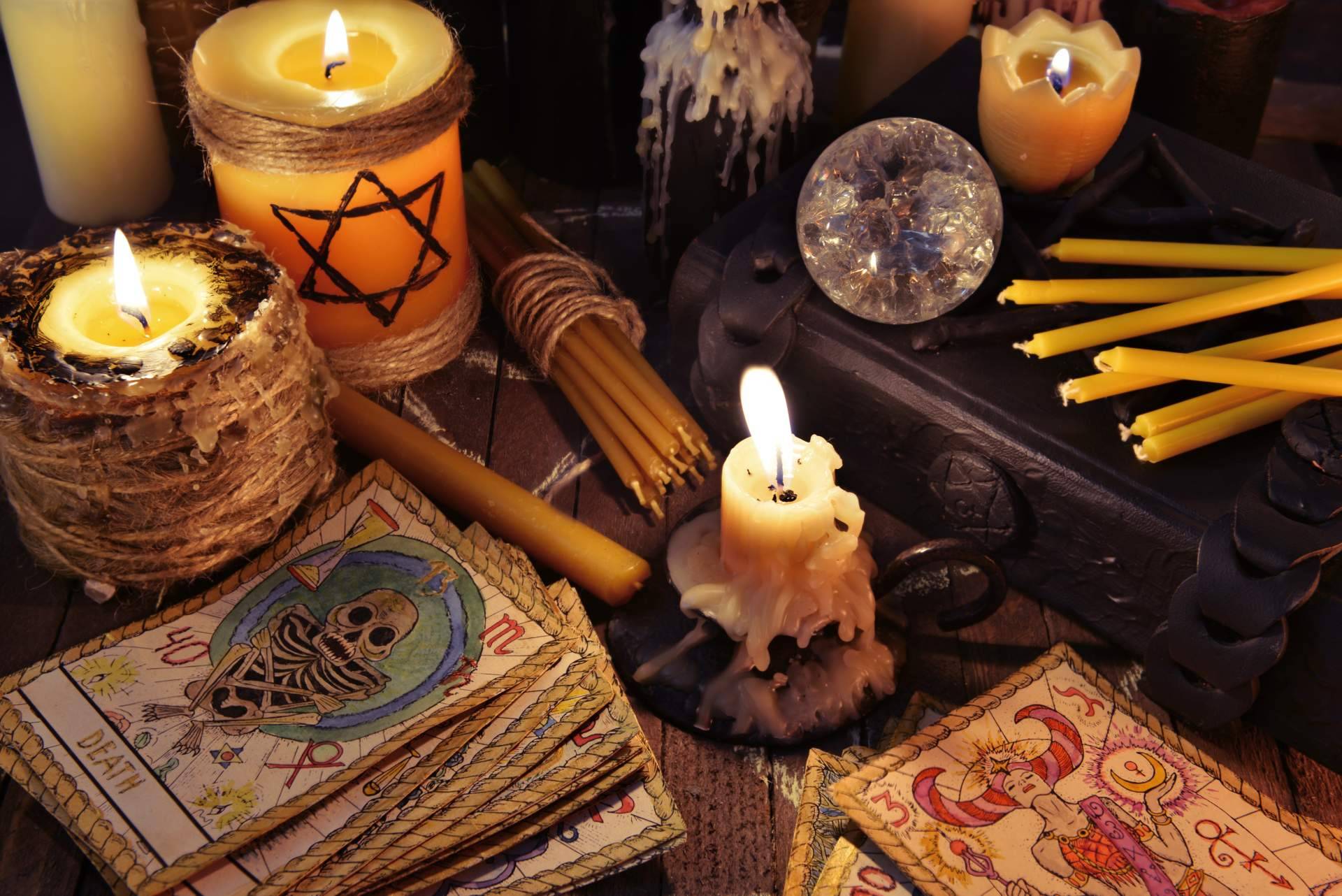 Tarot de Alicia Caballero: ¿Cómo se utilizan las velas de colores mágicas?