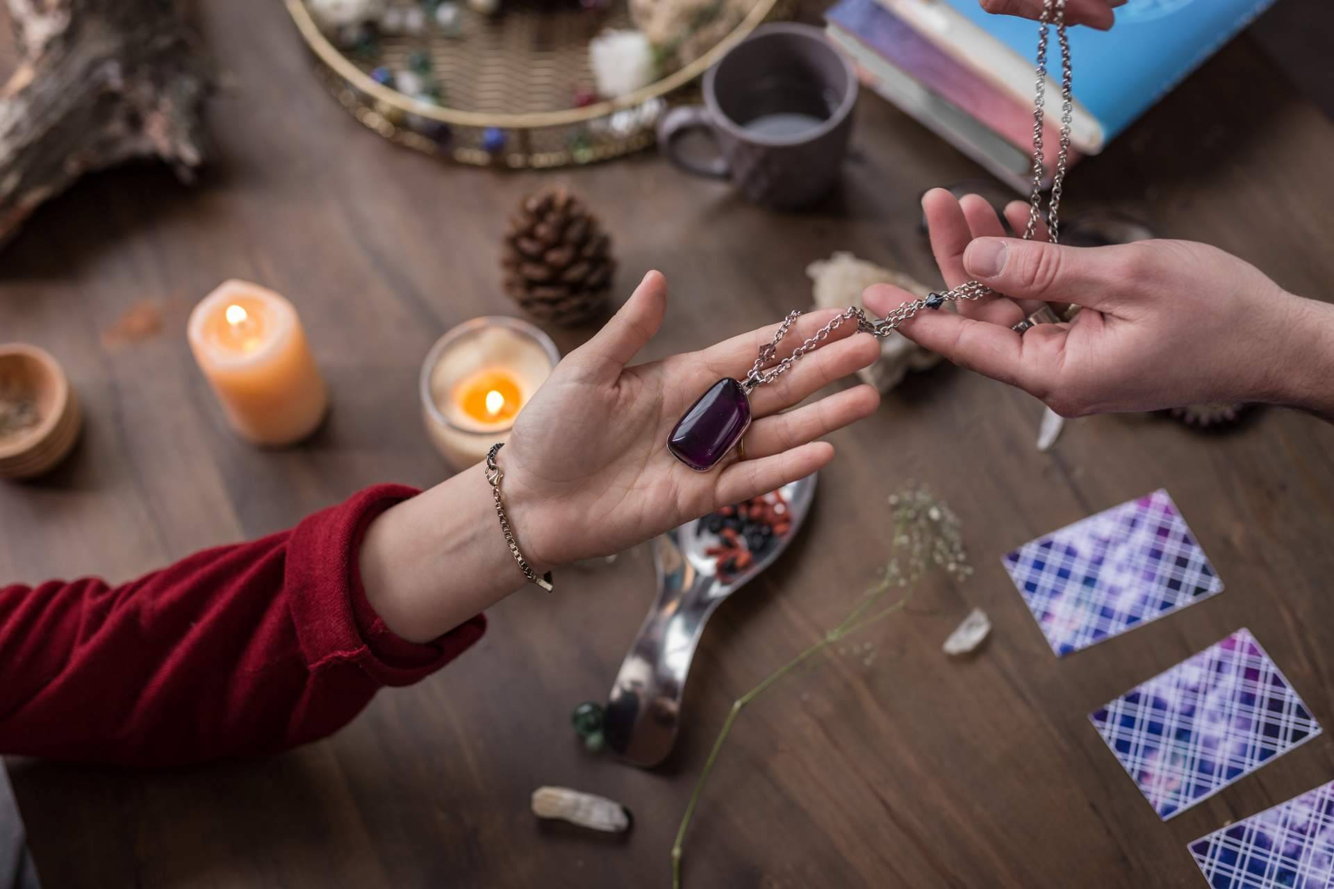 ¿Dónde encontrar una vidente recomendada experta en la adivinación con amuletos y talismanes?: Alicia Caballero
