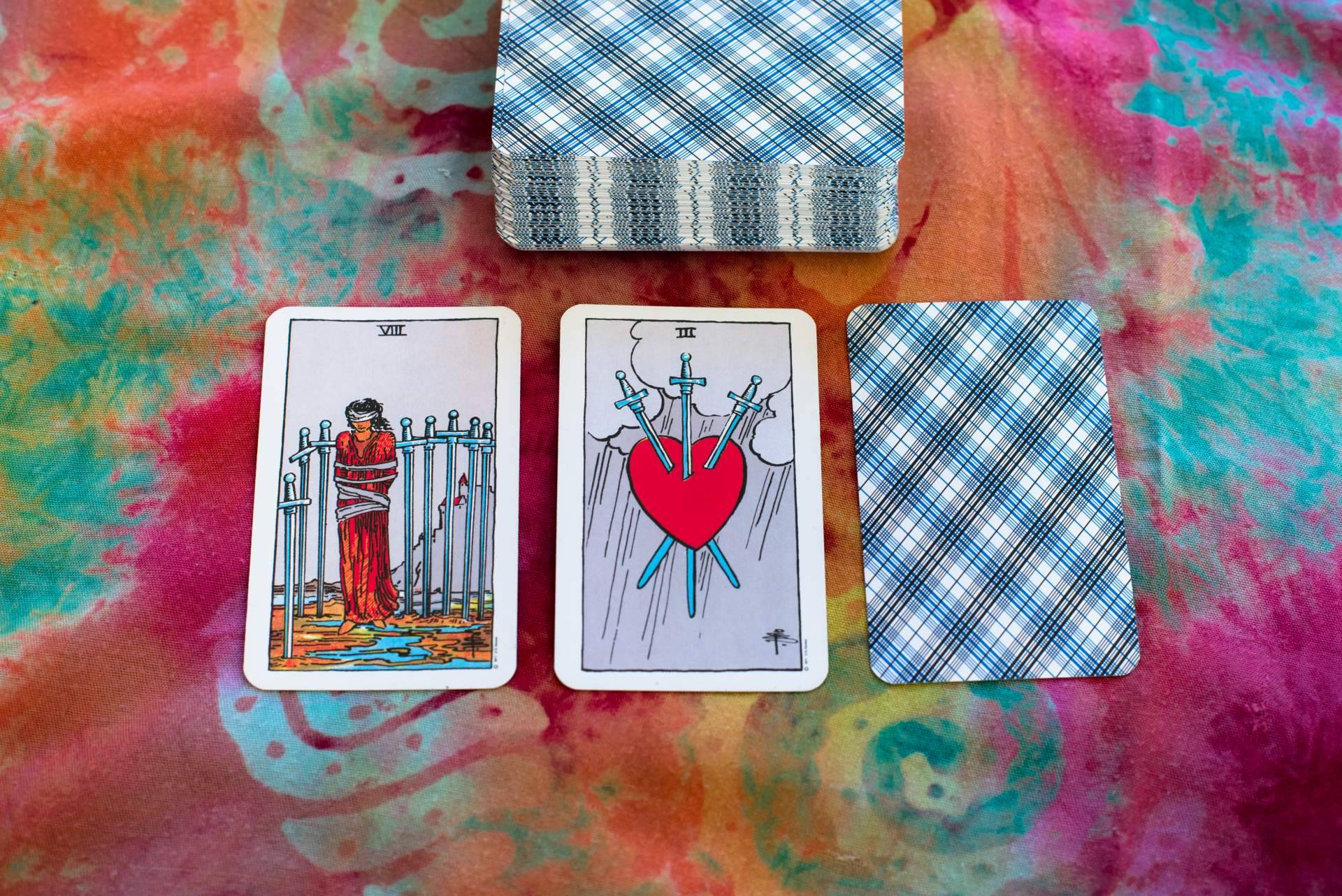 Tarot del amor y videncia de la mano del Tarot de Luz María