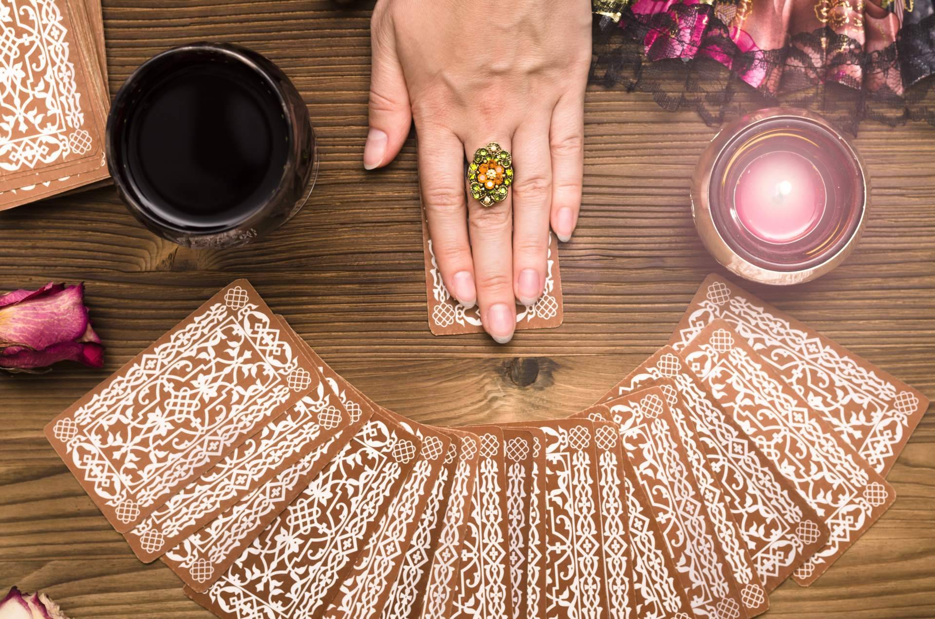 ¿Qué ofrecen las videntes y tarotistas buenas y económicas en Universo del Tarot?