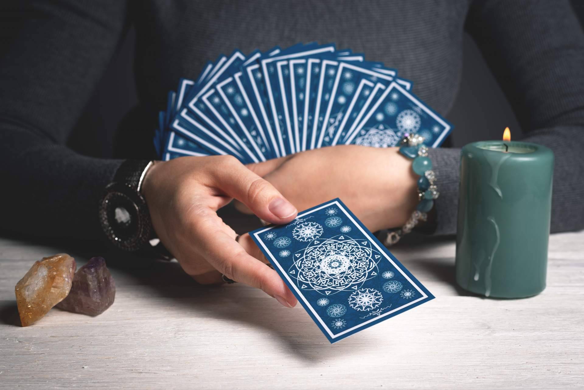 ¿Dónde encontrar un tarot fiable y económico?: Videntefamosa.es