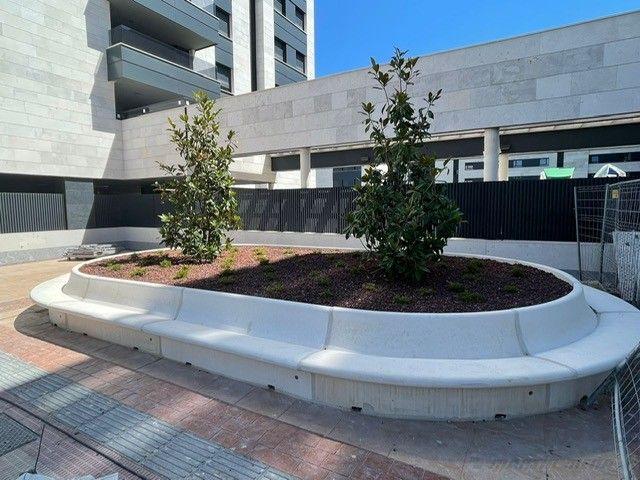 Un sistema modular clásico muy vigente en entornos urbanos: Bancos urbanos de hormigón, según Martín Mena®