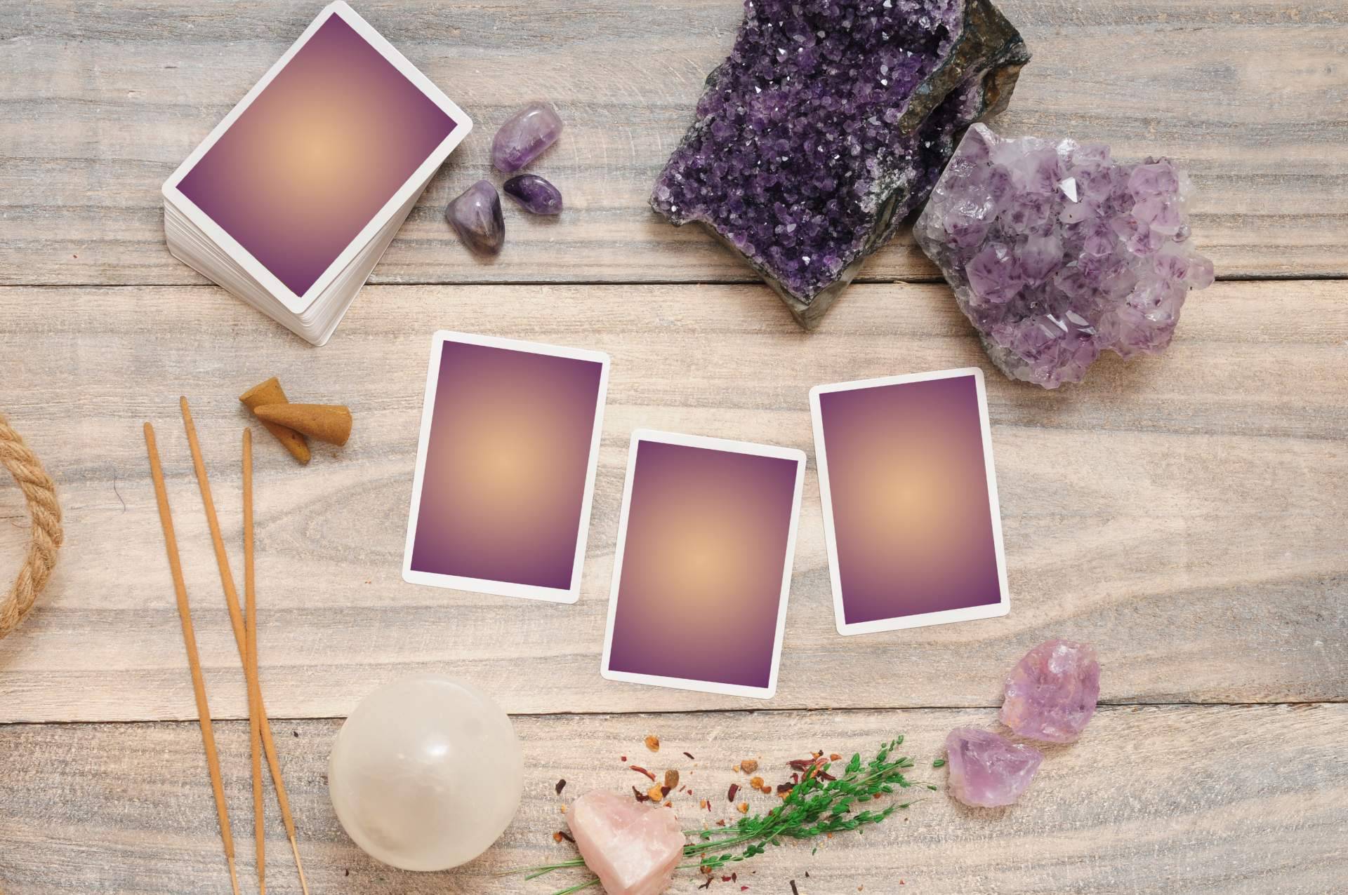 Servicio de tarot de la mano de Manuela Moreno y su equipo de videntes profesionales en La Casa del Tarot y Videncia