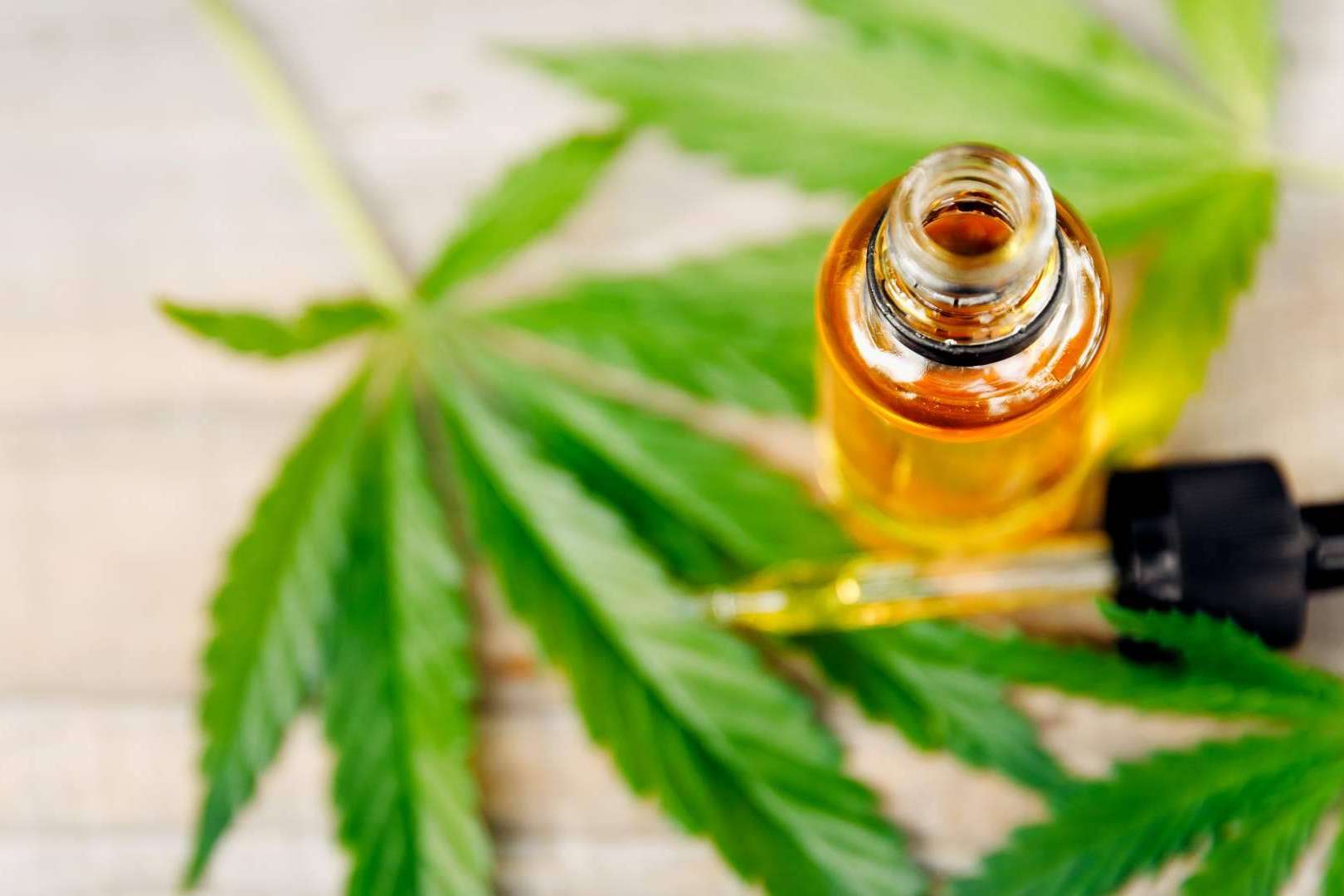 Los múltiples beneficios del aceite CBD, una de las principales opciones dentro de la medicina natural