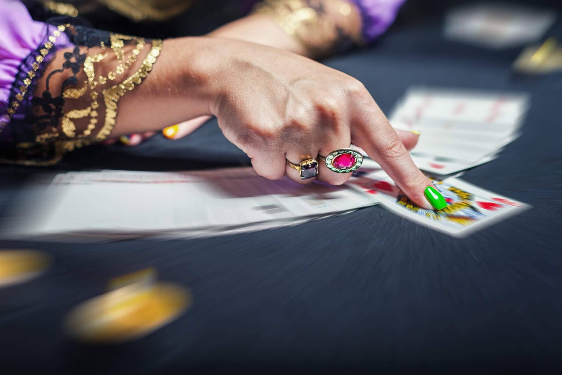 Resolver dudas sobre relaciones sentimentales gracias a Mario Adrián, el tarot del amor