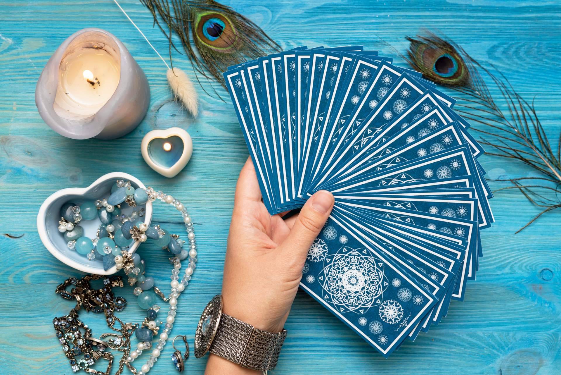 Retos de los profesionales del tarot para generar confianza, fiscalidad vs economía sumergida