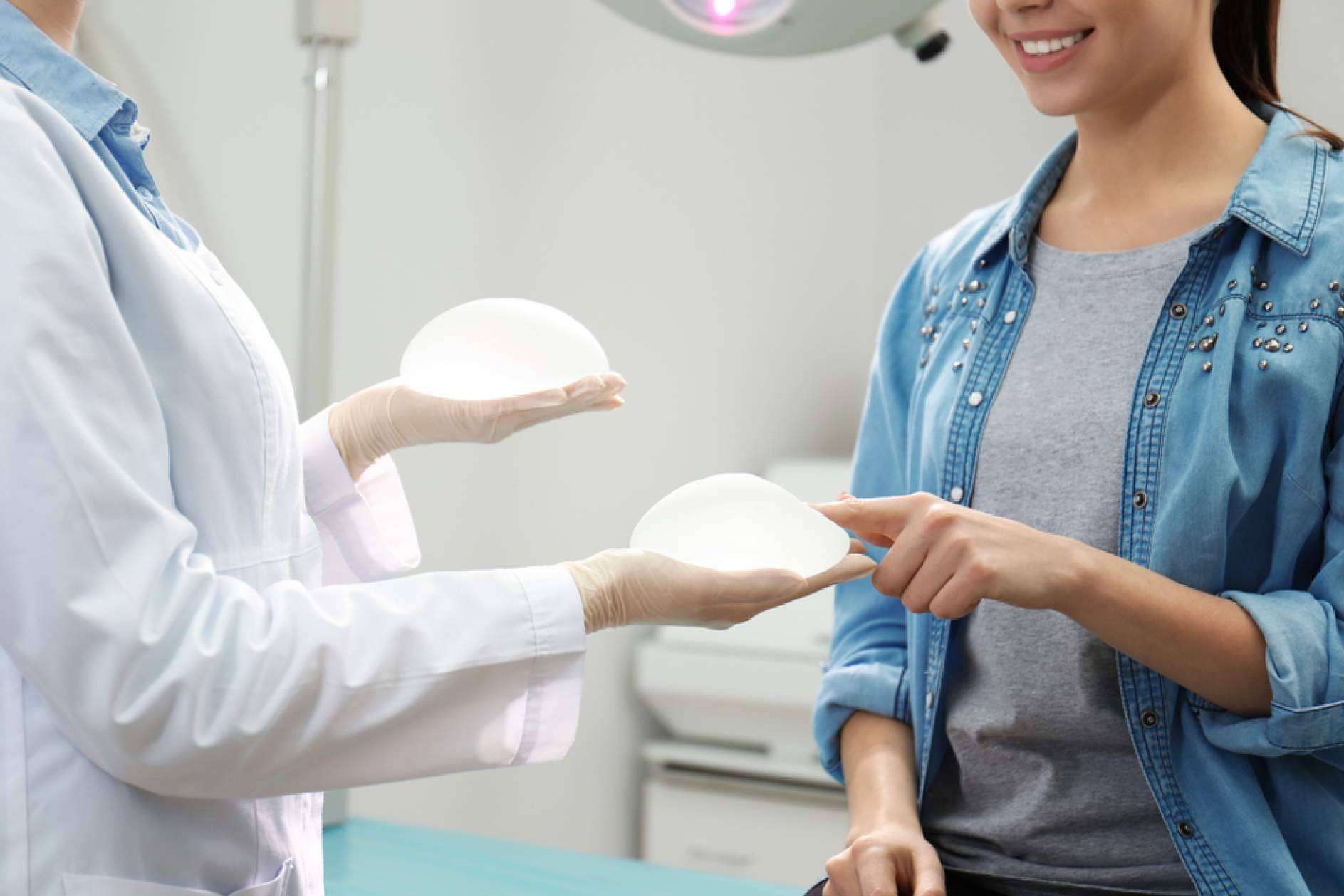 Cirujanos especialistas en aumento de pecho en A2Clinic