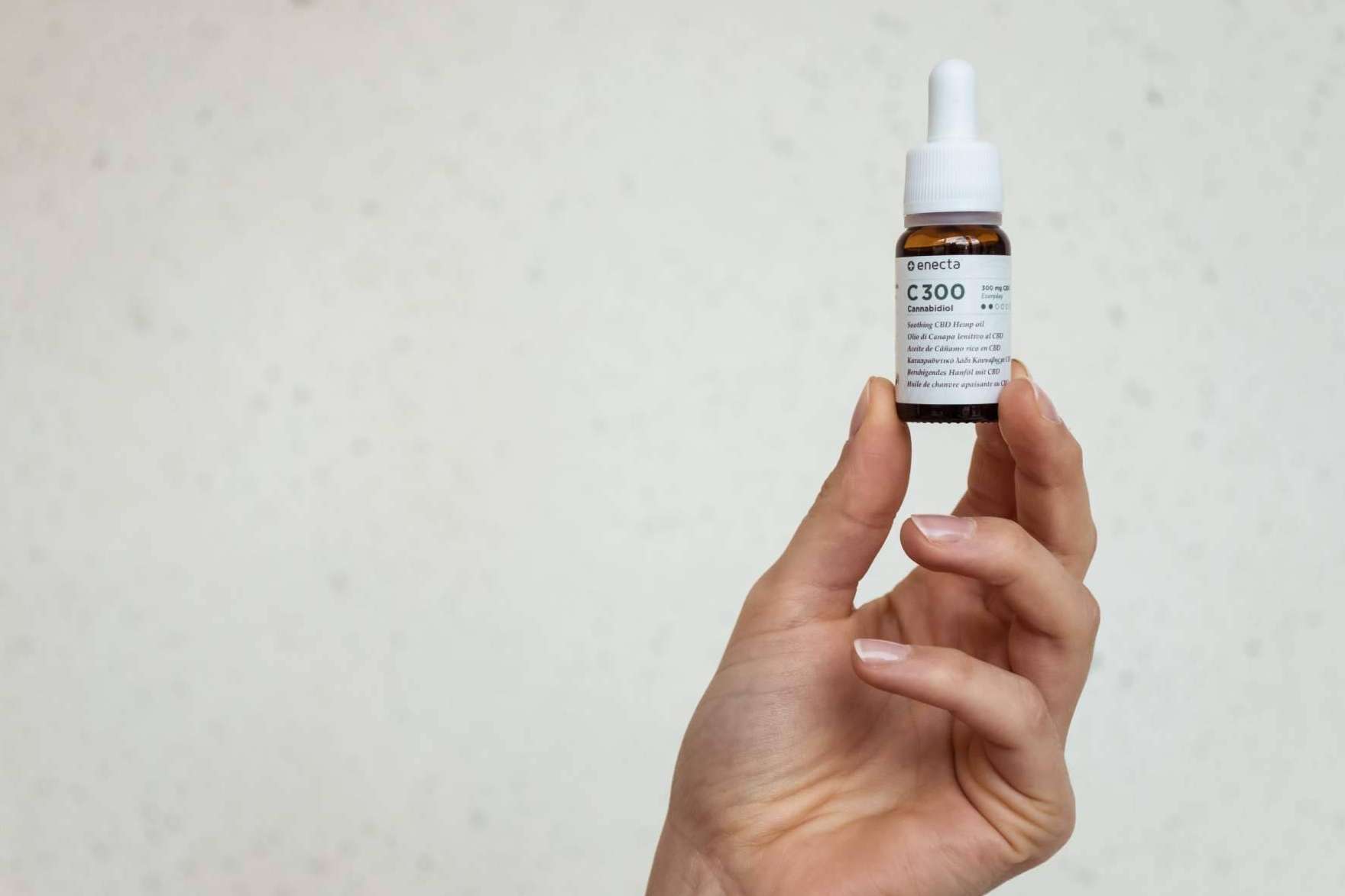 La rutina de cuidado facial encuentra en Enecta C300, el aceite de CBD ideal