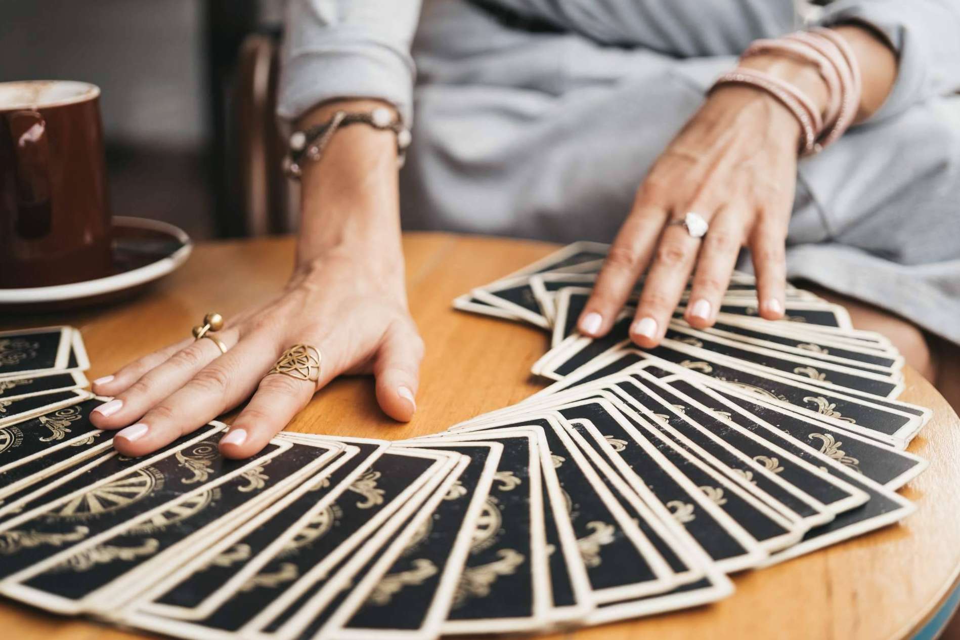 Descubrir las cartas del tarot con Manuela Moreno