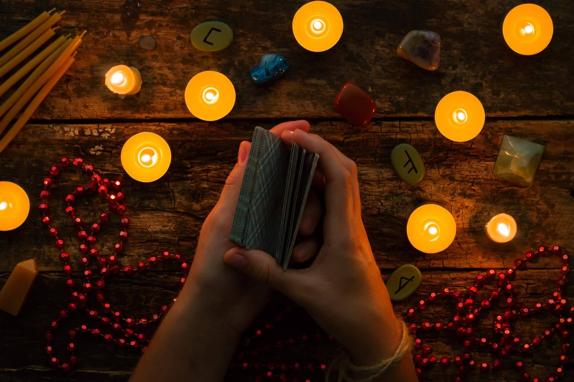 Ana Celeste proporciona ayuda a través del tarot