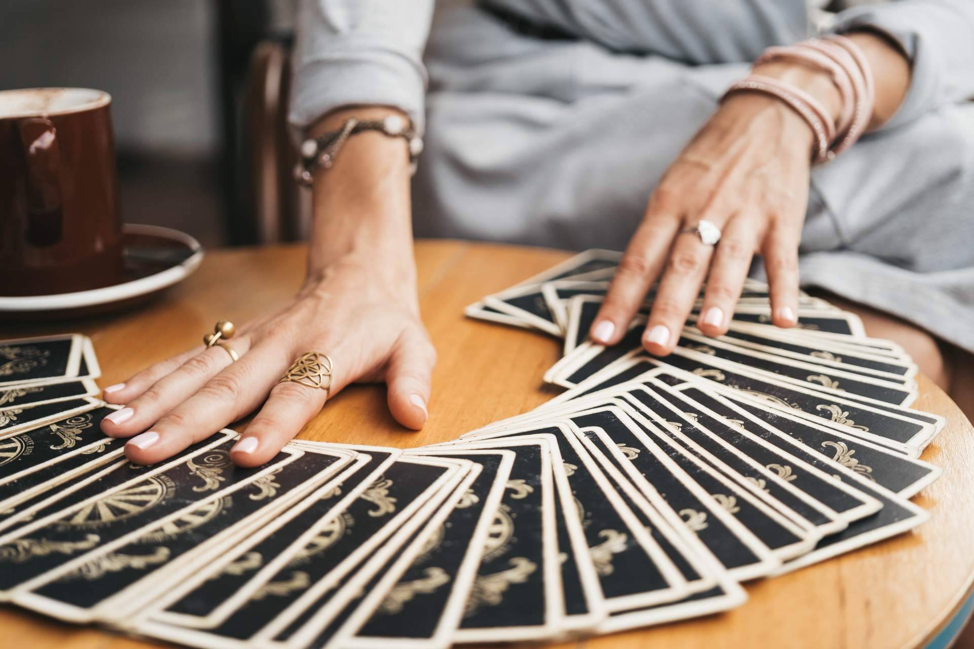 Los servicios de tarot y videncia telefónica de Astros de Luz