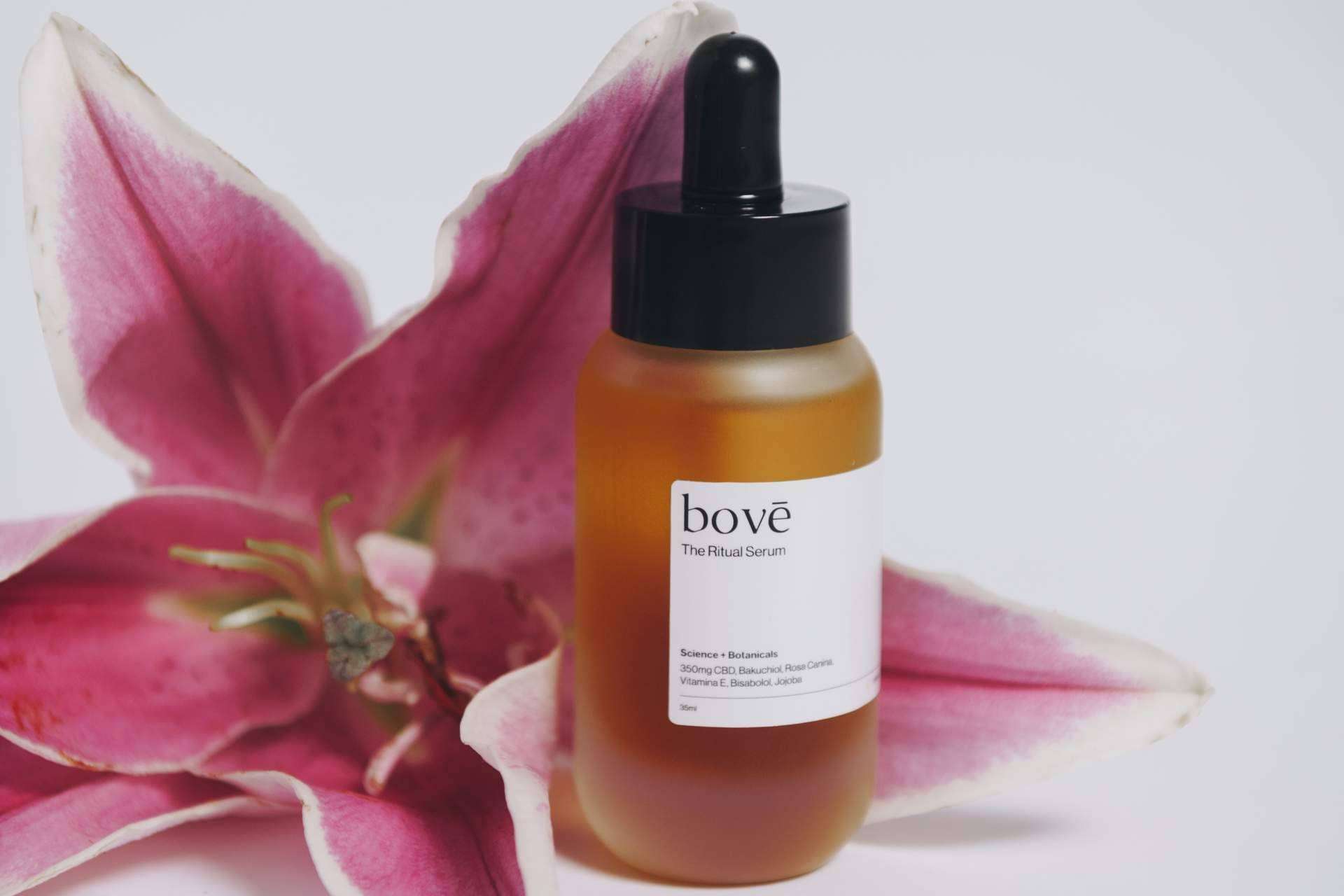 Piel más elástica y luminosa. El CBD y la cosmética plant based rejuvenecen y calman la piel