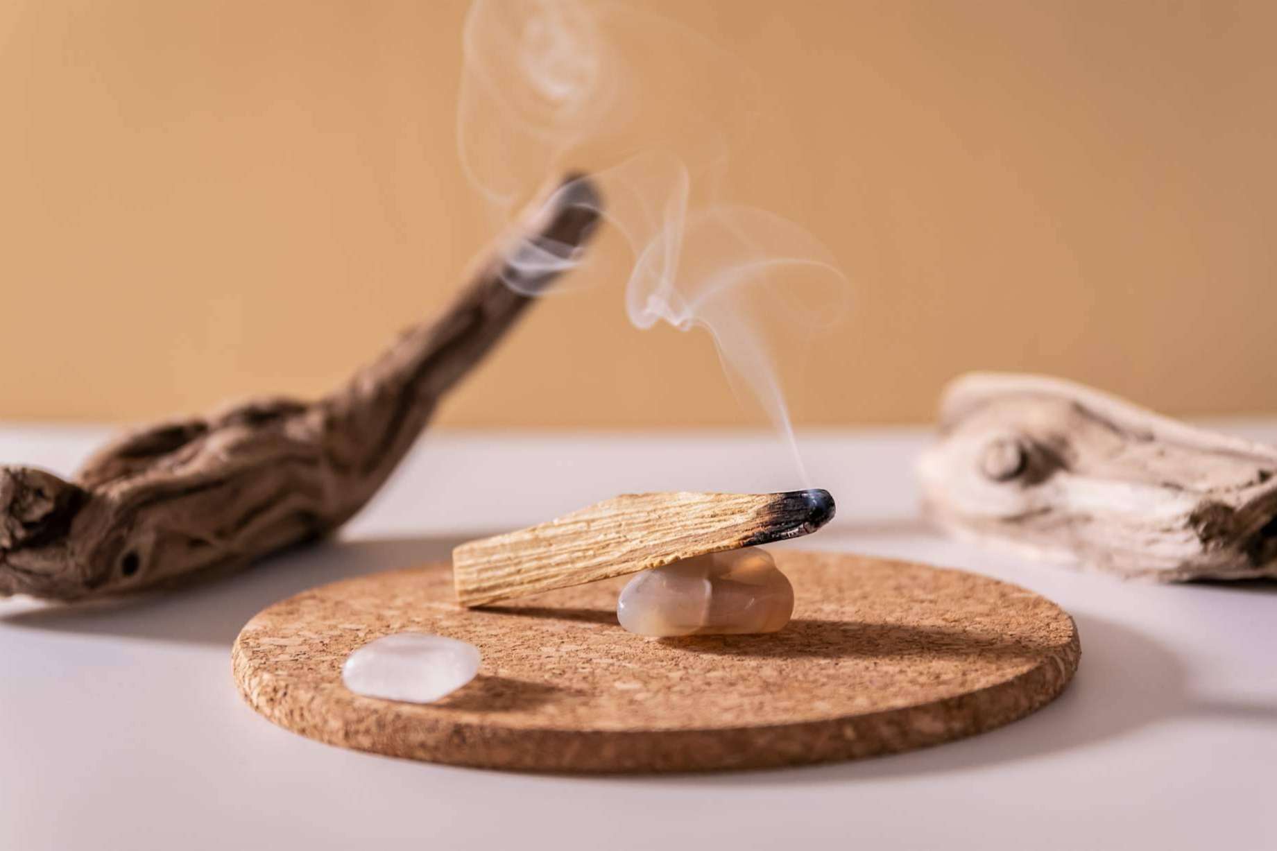 Adquirir palo santo original en la tienda esotérica Bindi para purificar espacios y energías