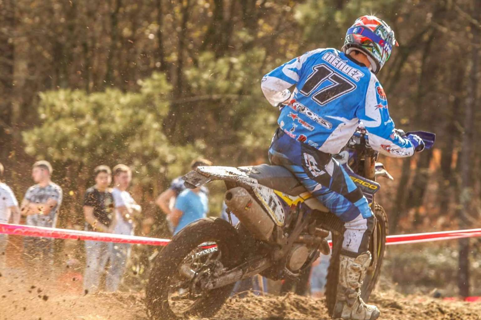 Camiseta de motocross de alta resistencia, ADHESIVOSEMBARRADOS apuesta por el confort y el rendimiento
