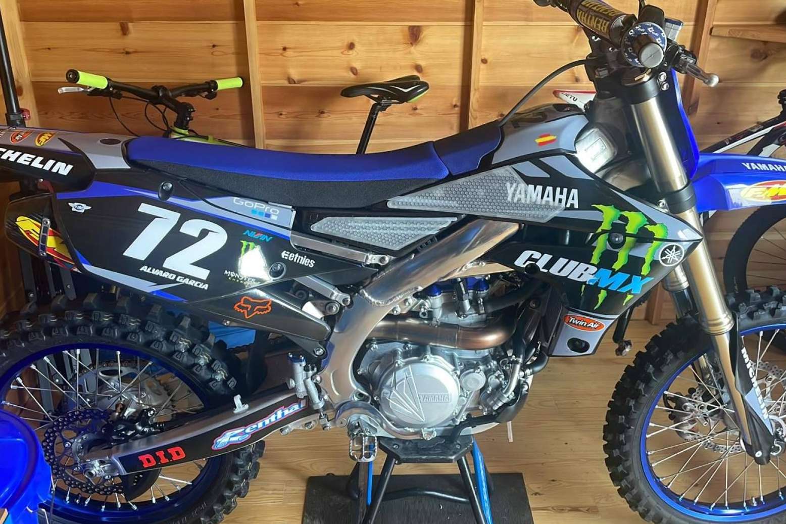 Nuevas pegatinas para moto de ADHESIVOSEMBARRADOS, resistencia extrema y personalización total